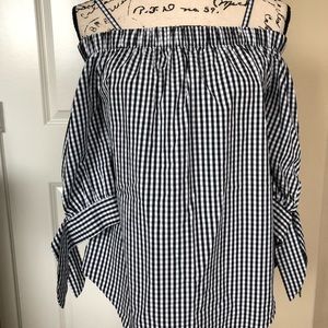 Off-Shoulder Balloon Top.Can be worn  with skirt and or denim pants 😇.